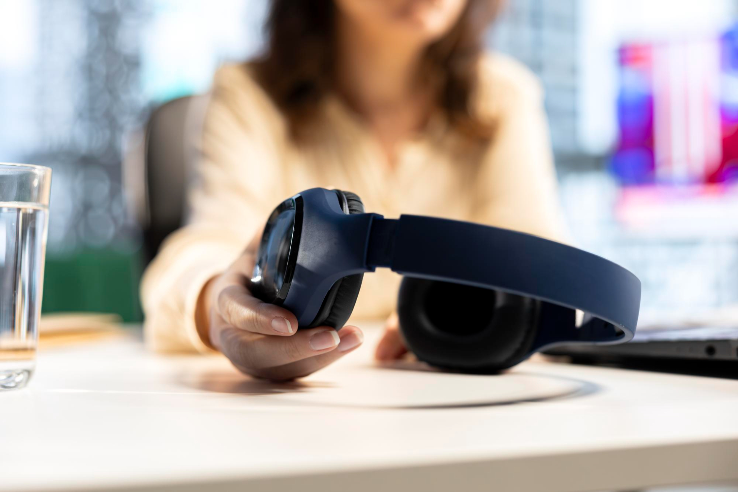 Your headset knows where to connect: pairing rules that stop the chaos