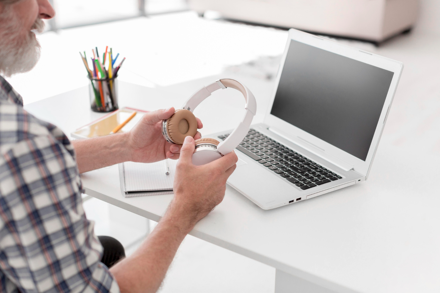 Your headset knows where to connect: pairing rules that stop the chaos